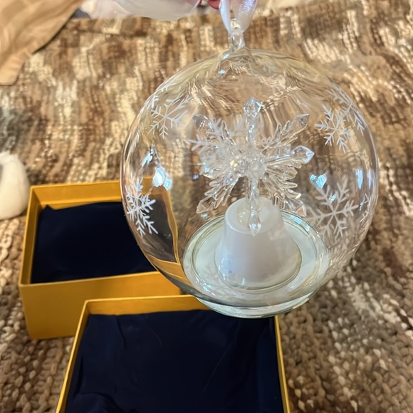 Beautiful glass ornament snowflake design inside snowflake and color change base - Picture 1 of 10